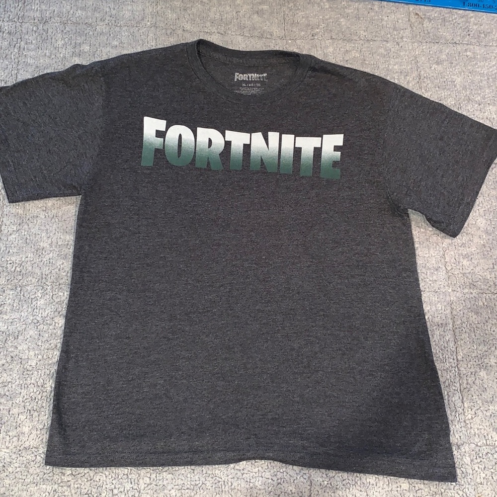 EUC Fortnite gradient tee XL boys tee